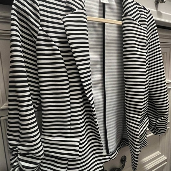 Black and White Striped Blazer with Ruched Sleeves - Picture 2 of 4